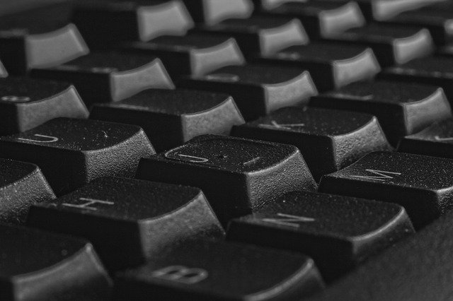 černá klávesnice